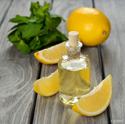 レモンエッセンシャルオイルの利点と有効性の詳細を学びます